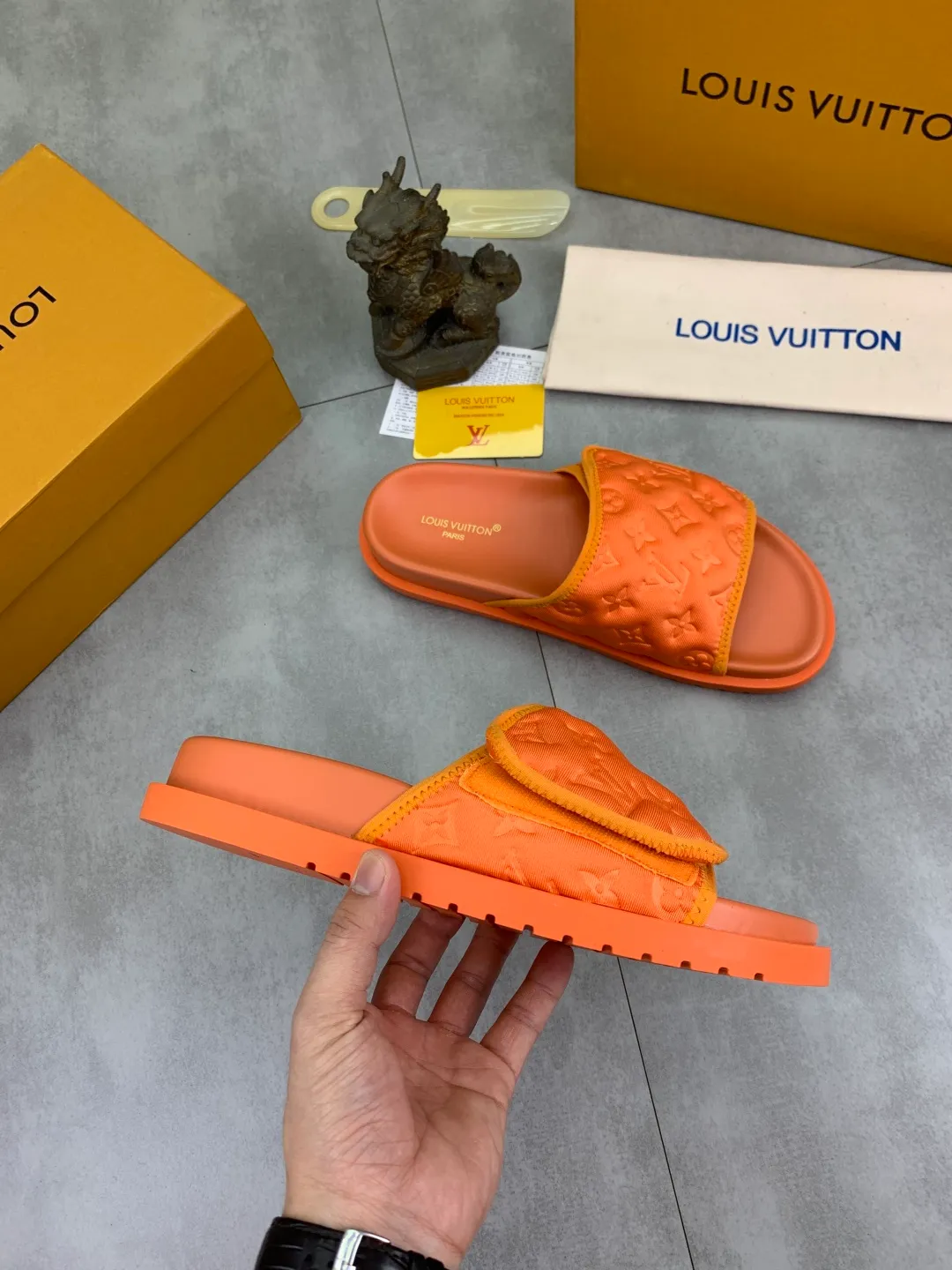 Men's shoes 💰P320 💰[New style]🆘 Original quality [LOUIS VUITTON] The popular Louis Vuitton LV men's slippers on the official website are on sale simultaneously! Original fabric imported from Italy, original factory special supply, code number: 38-44 (45 customized), many colors available